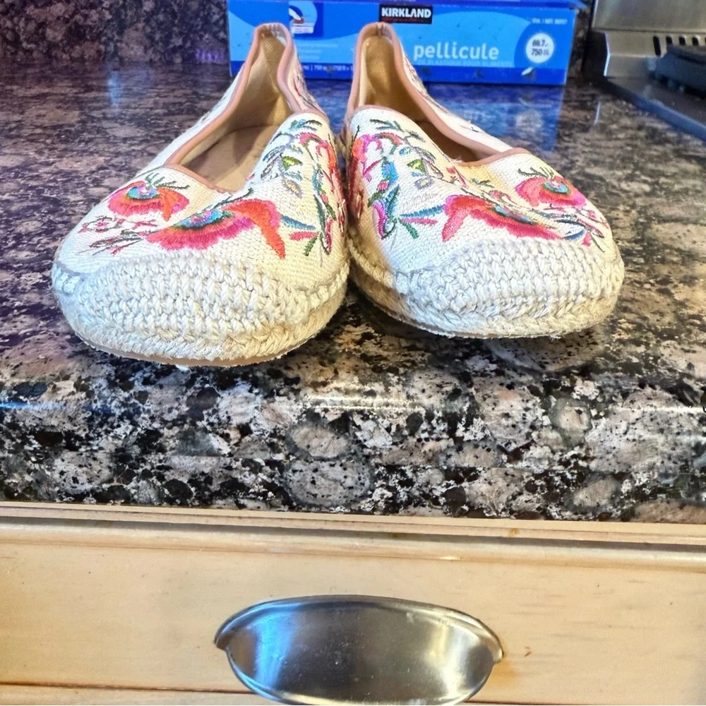 GIANNI BINI ladies floral flat spirals slip on very good condition size 8 1/2